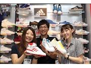 ABC-MART横浜モアーズ店のアルバイト求人写真2