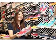 ABC-MART横浜モアーズ店のアルバイト求人写真3