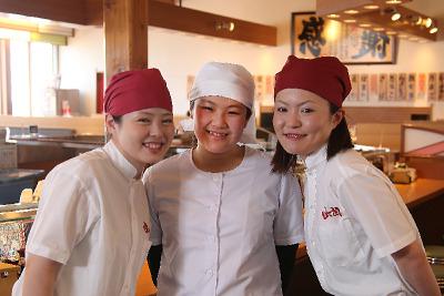 笑顔で働く従業員さんも函太郎のウリです!