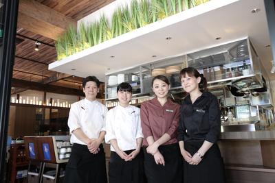 北海道食材の専門店！小さいお店でチームワークのいいお店！学生さんも活躍中