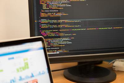 実務未経験OK、OJTでWEB開発の実務を学べます