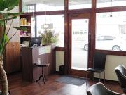明るい店内はきれい髪と笑顔があふれています