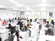 20~30代中心の明るく清潔感のあるオフィスです。