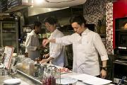 古材を使用した店内、ライブ感のあるオープンキッチン