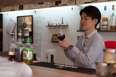 路地裏にひっそり佇むオシャレでトレンディーなバル。
