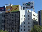 博多駅前に大型看板設置しています!