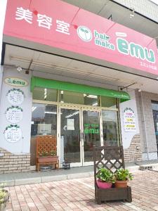 日差しのある店内はきれい髪と笑顔があふれています